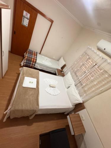 Quarto com cama de casal e cama de solteiro