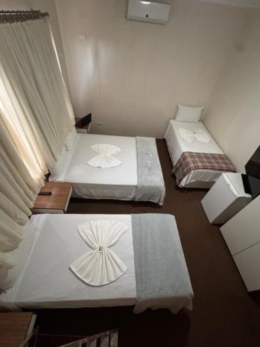 Quarto com duas camas de casal e uma de solteiro