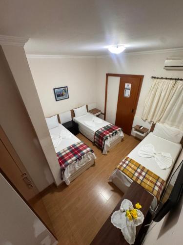 Quarto Quádruplo com quatro camas de solteiro e ar-condicionado