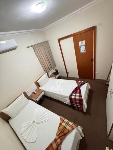 Quarto Twin com duas camas de solteiro e ar-condicionado
